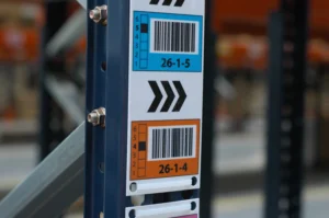 Etykietowanie i znakowanie magazynu lub produkcji - kto projektuje i montuje system oznaczeń?