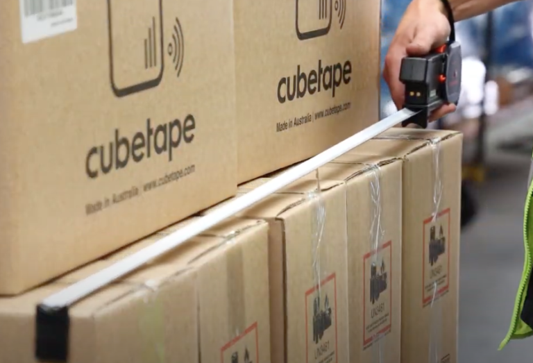 pracownik mierzy paczki miarką cubtape